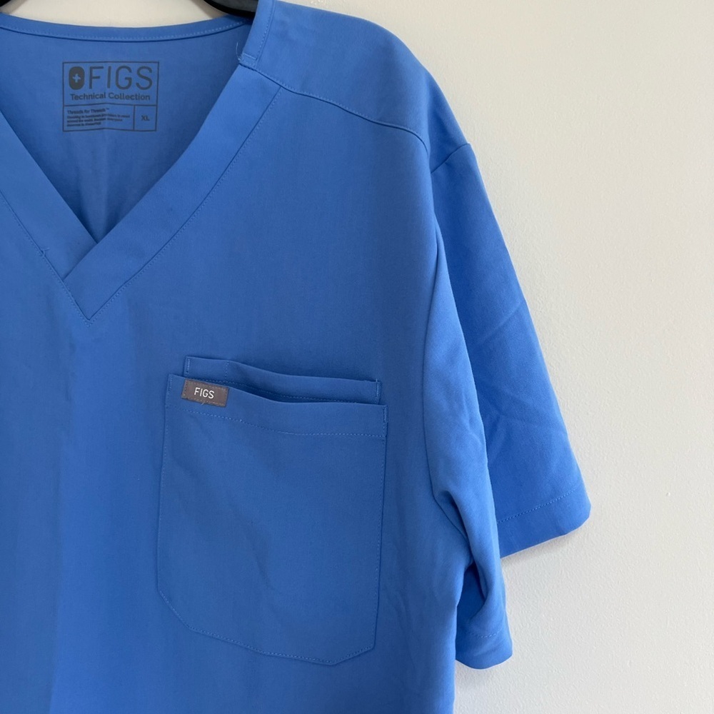 FIGS Men's Leon Three-Pocket Scrub Top in Medium Blue PO# 1535, size XL - Picture 5 of 10